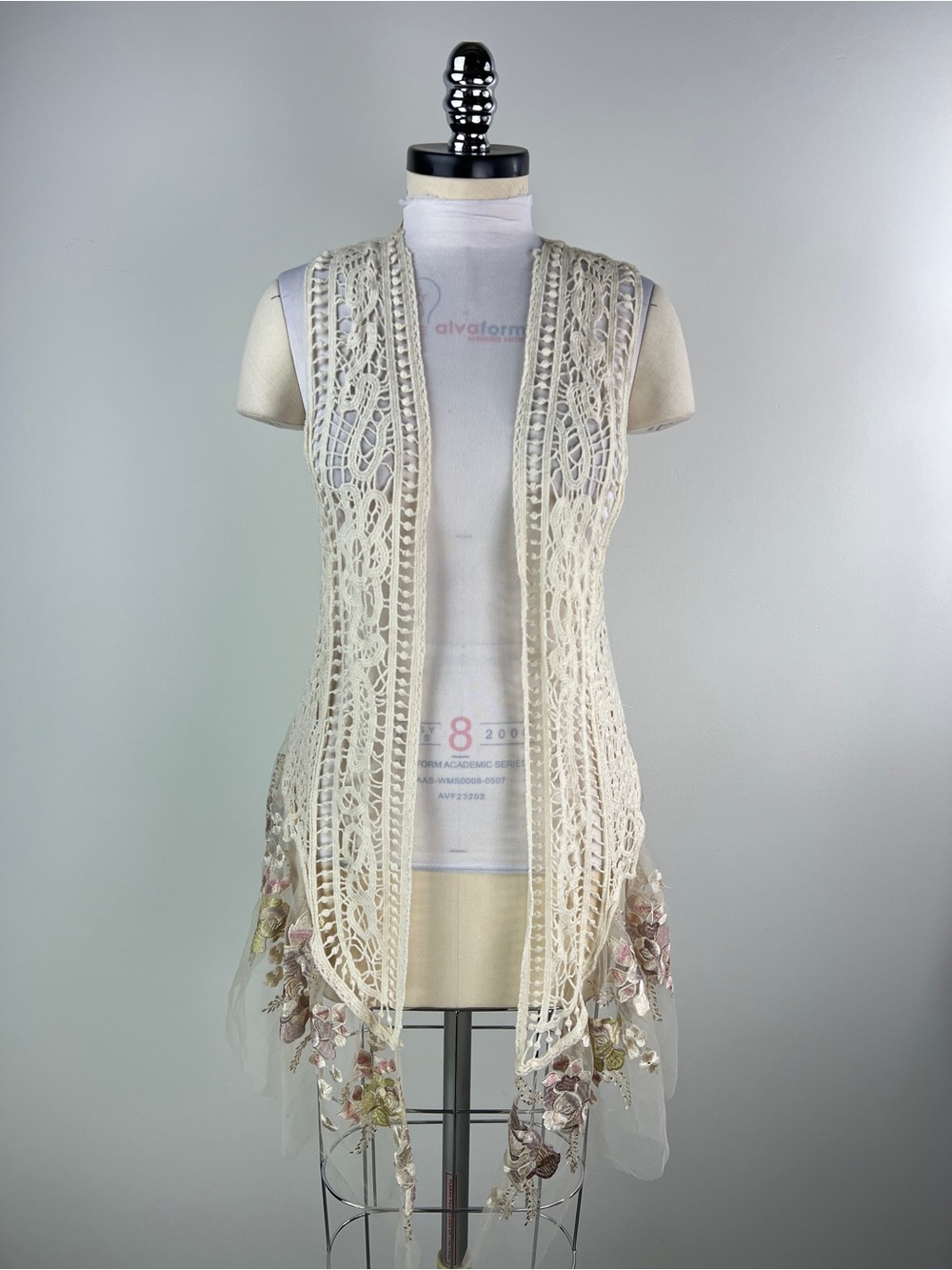 💚 3556. Ivory Crochet Lace Vest with Embroidered Floral Hem